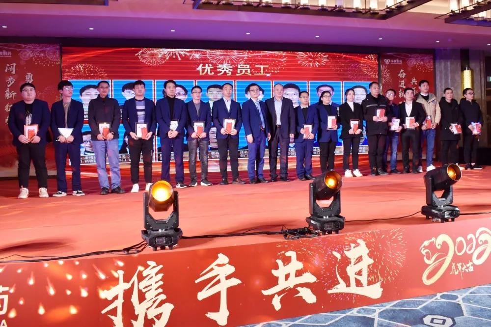 副總經(jīng)理宋濤、藥物研究院副院長(zhǎng)張徑為年度優(yōu)秀員工頒獎(jiǎng).jpg